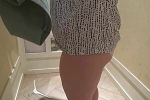 हिडन कैम फिटिंग रूम में मेच्योर चब्बी मिल्फ की बड़ी गांड कैच करती है।