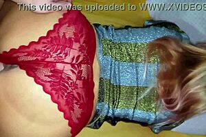 Черт возьми! Мачеха умоляет о сперме на грязных подошвах ног!