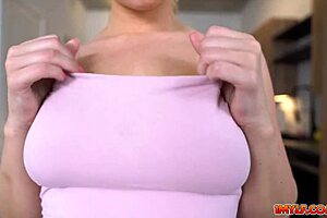 slimthick vic turns heads with pussy masturbation show