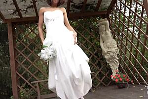 Hochzeit Teil 1: Die Braut vor der Zeremonie in der Öffentlichkeit ficken!