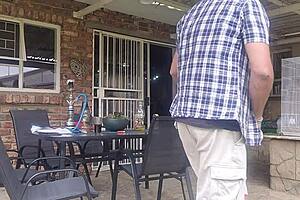 La femme du voisin se fait mater le cul en extérieur pendant qu'il bosse.