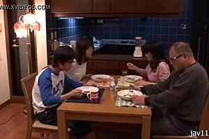 ครูเอเชียและหนุ่มใกล้ชิดบนเตียงด้วยกัน