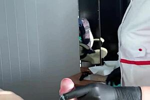 Russische Meisterin Sugarnadya trimmt Schwanzhaare vor unerwartetem Abspritzen.