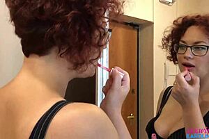 Женатая шлюха в очках сосет хуй и глотает сперму тайком