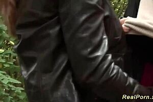 Bujno MILF poberejo za paro zunaj.