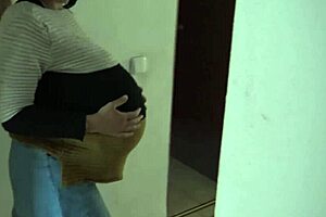 Madrastra amateur embarazada se vuelve loca en kink de baño