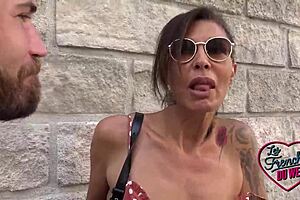 שרלוט, 40 שנה ברמנית שובבה, מדריכה אותי לטירוף!