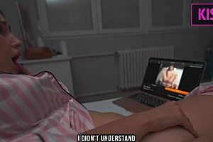 सौतेला बेटा स्टेपमॉम को वर्क से खींचकर शेयर्ड बेड में हैंडजॉब, फिर चुदाई!