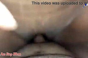 Ce se întâmplă când milf mama vitregă împarte patul cu fiul vitreg?