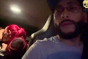 Jaz in prijateljica smo dražili šefov ogromen kurac v njegovem avtu