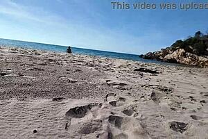 Tô Obcecado por Essa Curvilínea Nudista Desconhecida na Praia