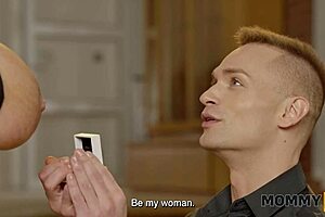 헬 예, 엄마4K가 소파에서 큰 가슴으로 유혹해 사이드웨이!