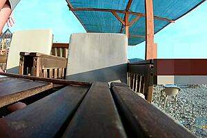 Anime milf podnosi spódnicę bez majtek na publiczności