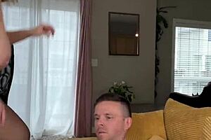 Avril Showers succhia cazzo, cavalca alla cowgirl inversa, prende creampie sporco in doccia