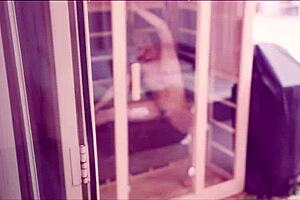 Nahá sauna zábava s horkou mámou kamaráda Cory Chase, je divoká