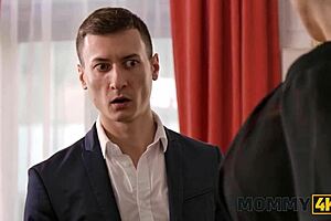 모미4k가 너를 위해 멋진 큰 가슴 보여줘