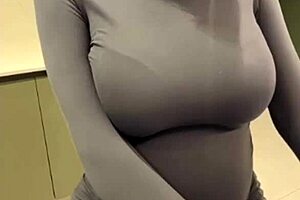 Jag kan inte motstå min styvmamma med stora mjölkiga titten, ren utomhusnjutning