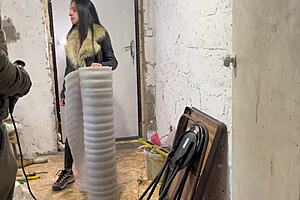 Step mom unexpectedly sucks step son's construction worker cock