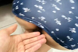 Nagy cicis bimbo kurva olajozza magát és ugrik a faszra nyilvánosan!