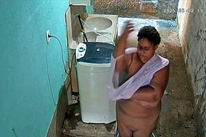 Se lige det! Skjult kamera fanger stedmor der bader i haven