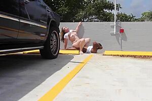 Askeri MILF, gündüz otoparkta büyük siyah sik alıyor