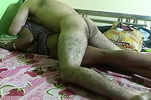 خالة سوداء ناضجة تُنيك في الشرج من زوجها، تئن وتبكي بصوت عالي