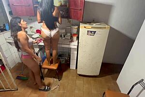 야, 왜 내 아내가 청소할 때 이렇게 흥분돼?