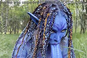 莫妮卡·福克斯的大脱垂：在公共自然中用硬假阳具肛交？