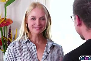 娇纵小婊子迷上巨乳继母，狂吻舔穴脸坐高潮