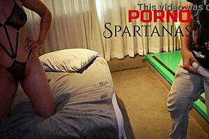 yo, modesto, follo el culo jugoso de dedo moles sensualmente en la cama