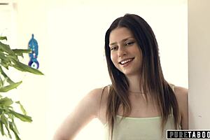 瓦伦蒂娜·贝卢奇和劳伦·菲利普斯抓住继子偷钱，决定惩罚他