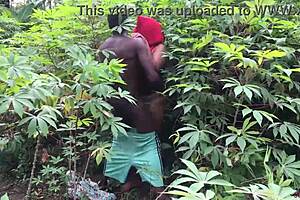 Petani-petani Nigeria lagi asyik bersenang-senang banget.