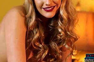 छोटी 18+ ब्लॉन्ड मिल्फ केना जेम्स सॉफ्टकोर वीडियो में कपड़े उतारती है, सेंटरफोल्ड मॉडल की तरह फाड़कर