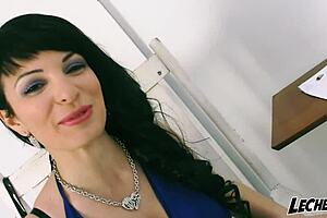 un día con una pornostar amandax y sus tetonas y su coño peludo