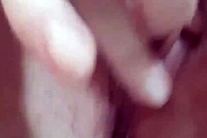 tu milf culona metiéndose los deditos en su conchita caliente