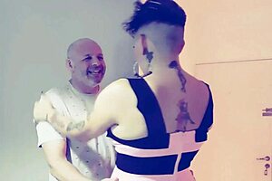 Nenek Matang Jari-Jari Cewek 18+ di Empat Kaki di Adegan Masturbasi Close Up