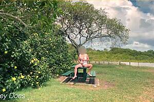 老婆在秋千上荡漾，没穿内裤户外闪现！ 😜