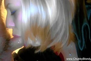 Shimmering Blonde Italiano Blowjob Teasing a Facial