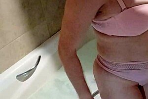 Oral sex with big-ass Latina in bathtub