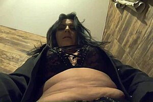 sexy latina milf dances in leggings wiggling her huge butt!