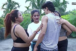 Desi učitel jógy tvrdě ošuká Lady Gang venku s hindským zvukem