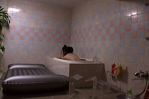 เลสเบียนแต่งงานดำดิ่งลึกในจูบและรูดหีสุดหลงรัก