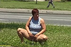 Рыжая BBW Милф поймана за писаньем на венгерской улице