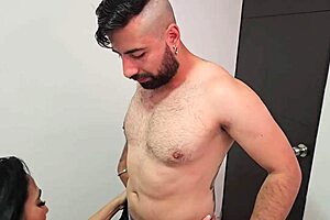 交换生被哥伦比亚熟女大屁股惊艳