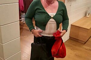 kiwi milf drinking piss at mall 😈