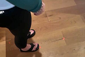 kiwi milf drinking piss at mall 😈