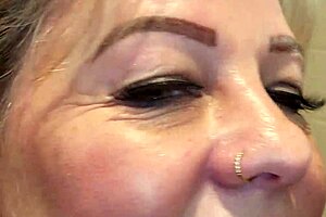 kiwi milf drinking piss at mall 😈