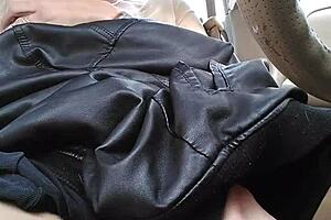 tranny speelt en komt hard klaar in geparkeerde auto