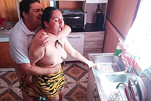 Kifőztem valami csípőset a konyhában mostohaanyám barátnőjével aki bébiszitterkedik nekünk