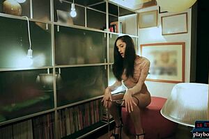 finger banging latina milf chloe amour pleases herself